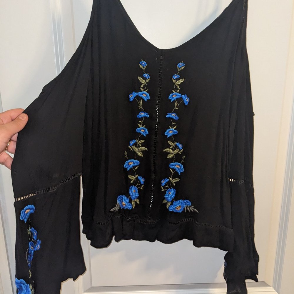 American Eagle Black Floral Embroidery Cold Shoulder Peasant Top, Size Large.